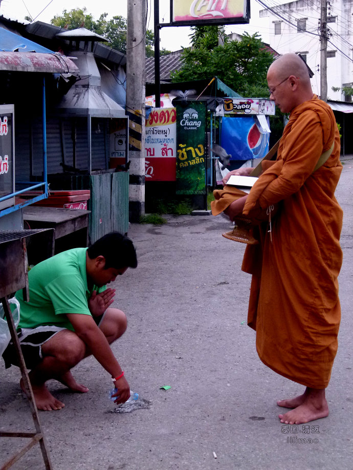 实拍清迈街头僧侣化缘